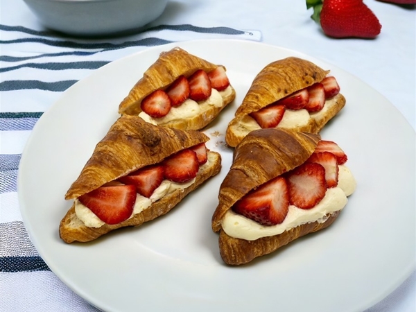 Aardbeien Roomcroissantje&nbsp;2 stuks voor € 3,50